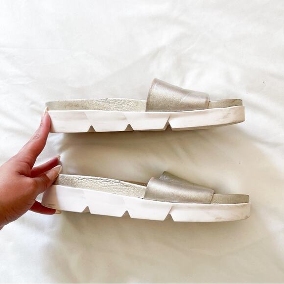 Stuart Weitzman Landslide Metallic Leather Platform Slide Sandal - Picture 3 of 6